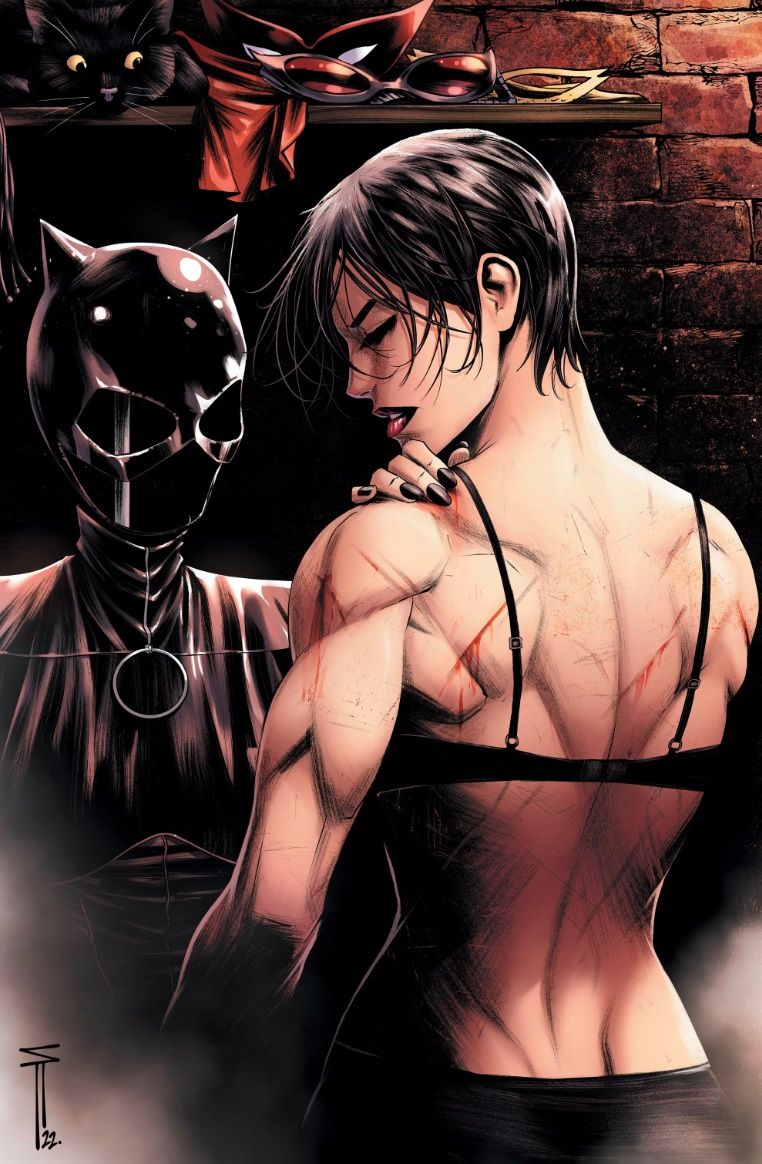 Selina Kyle examinando suas cicatrizes após uma noite difícil na cidade