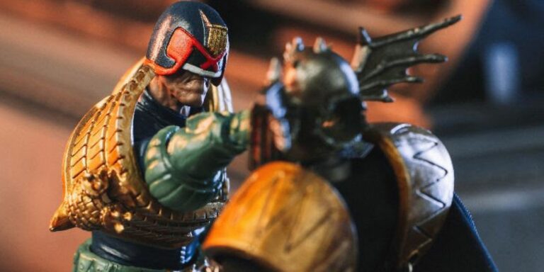 One of Judge Dredd's iconic kills of all-time becomes an incredible action figure set from HIYA Toys